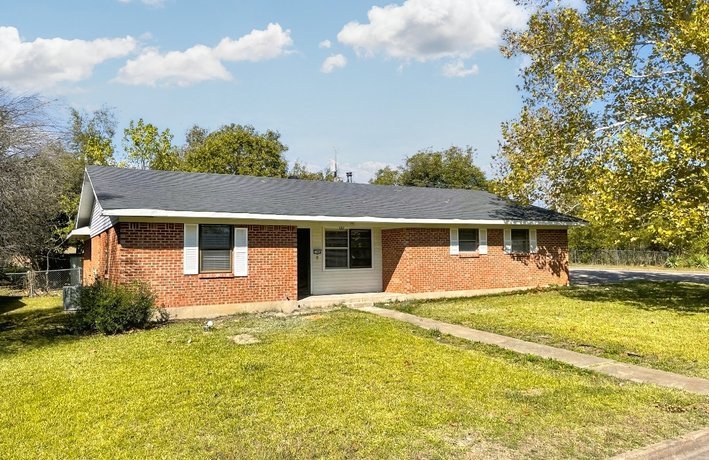 1006 S Idlewild Dr, Sherman, TX 75090